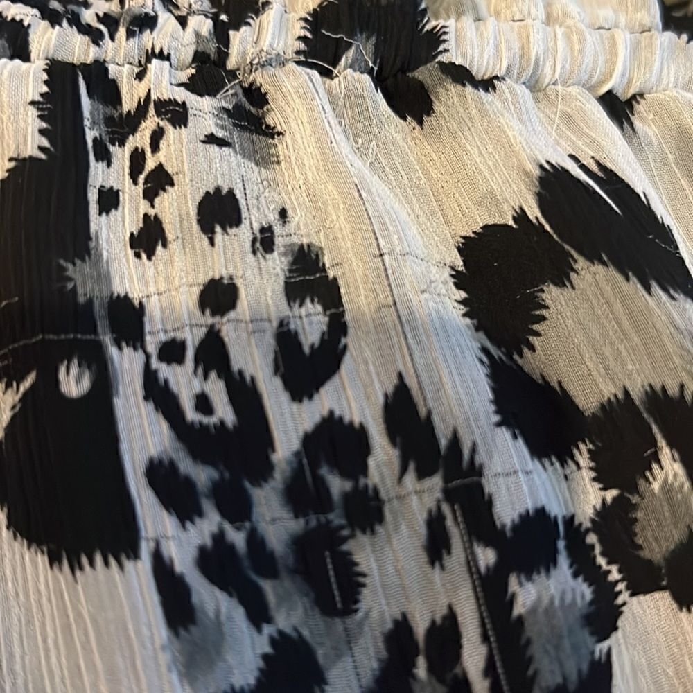 Gray and black tunic top. Brand is Glam. Large - Picture 7 of 7